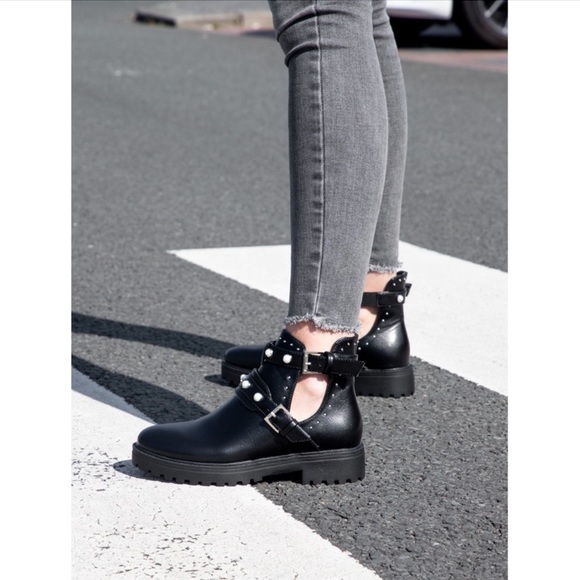 ZARA Basic Collection Flat Black Leather Ankle Boots/ Faux Mother of Pearls - Picture 2 of 11